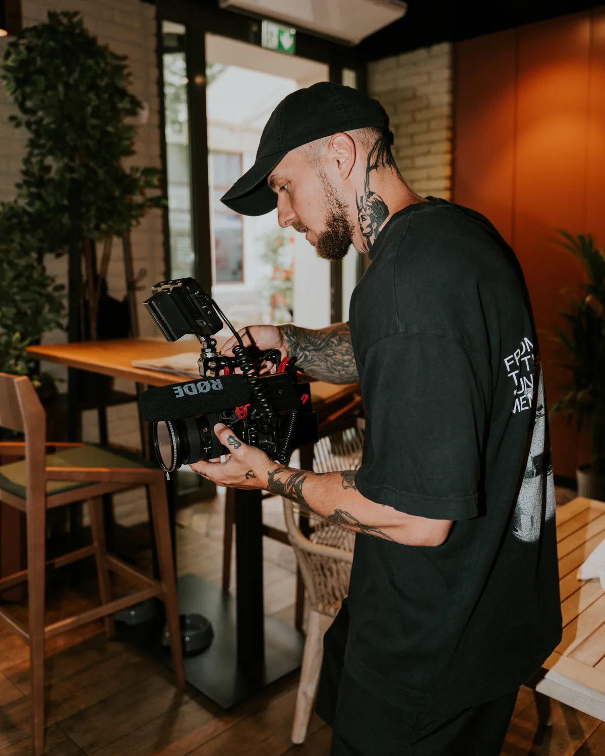 Operator Skill Media przygotowuje kamerę podczas realizacji materiału wideo.