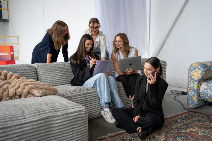 Zespół Skill Media pracuje wspólnie z laptopami podczas sesji w studiu