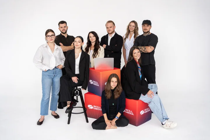 Wspólne zdjęcie zespołu Skill Media w studiu