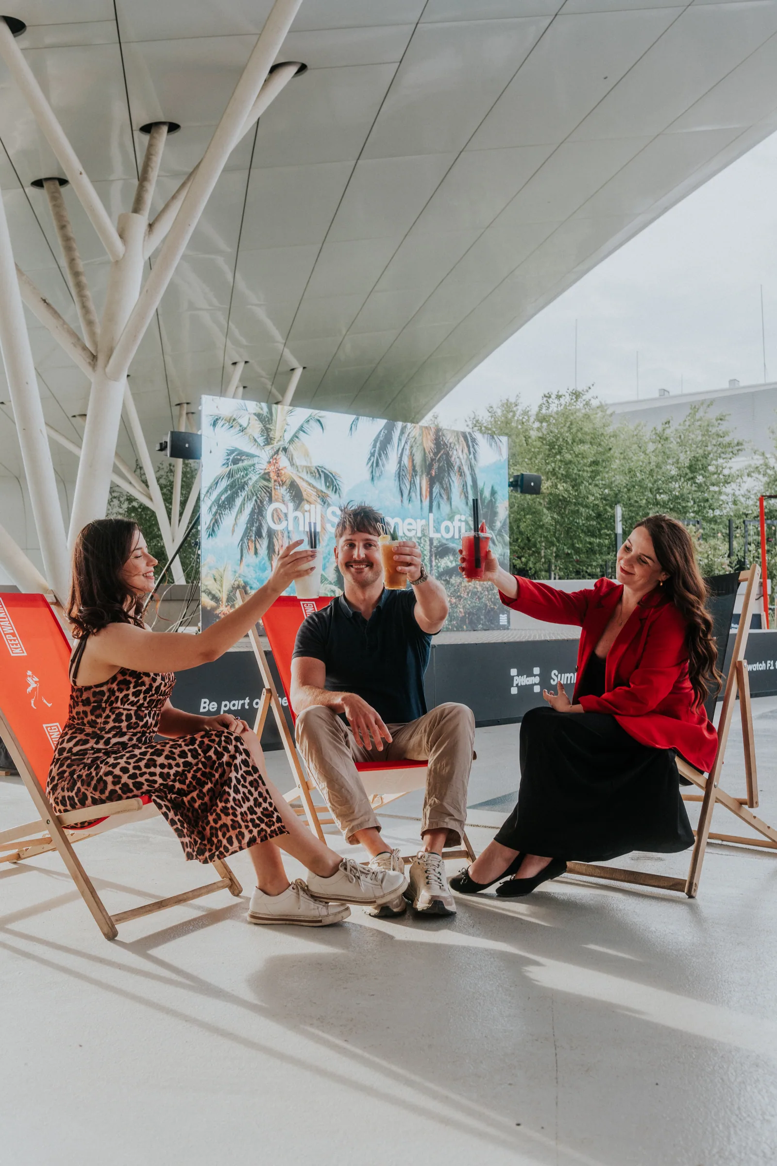 Goście rozmawiający na leżakach w Pitlane Summer Bar