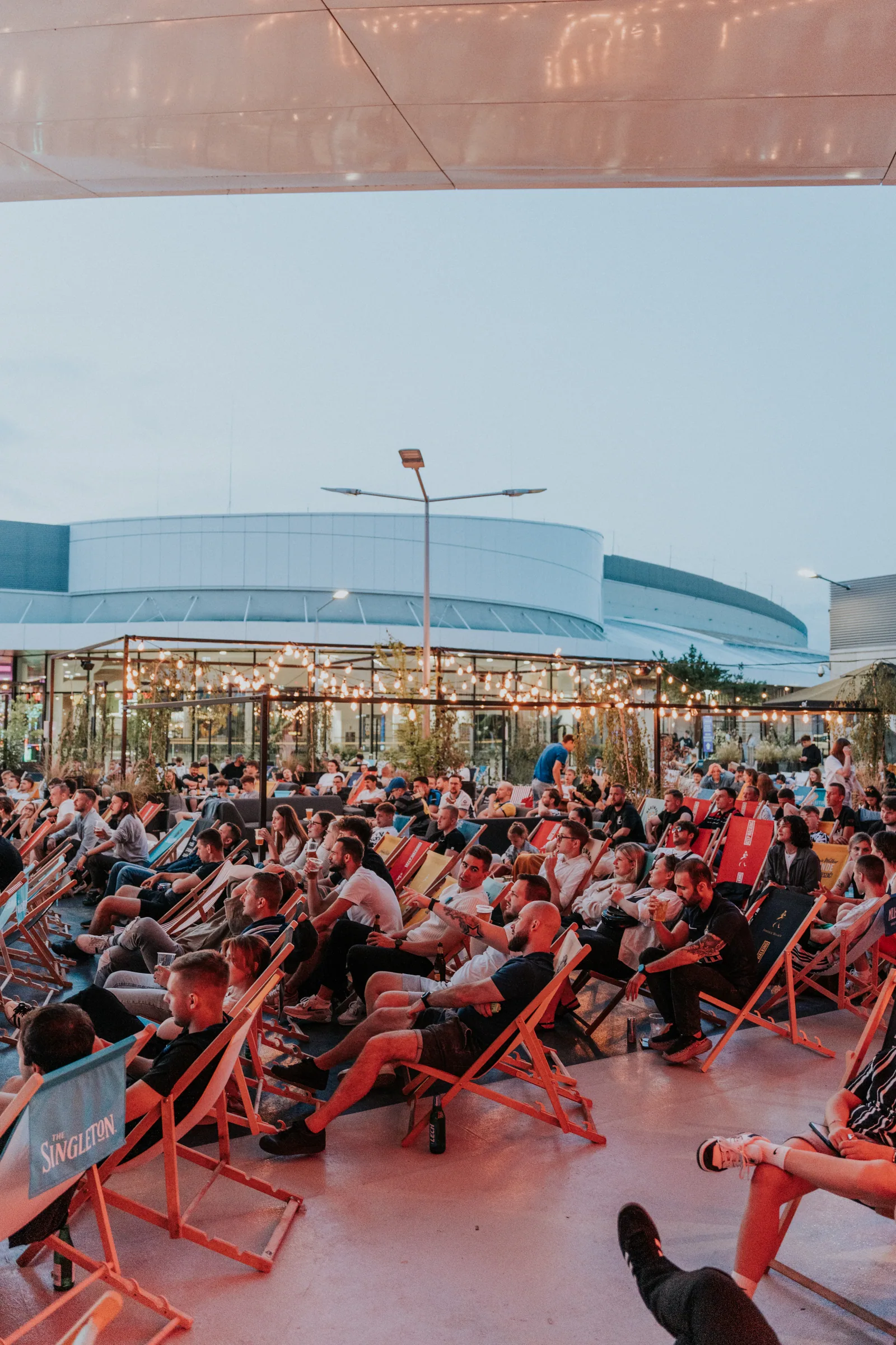 Pełna widownia podczas transmisji sportowej w Pitlane Summer Bar