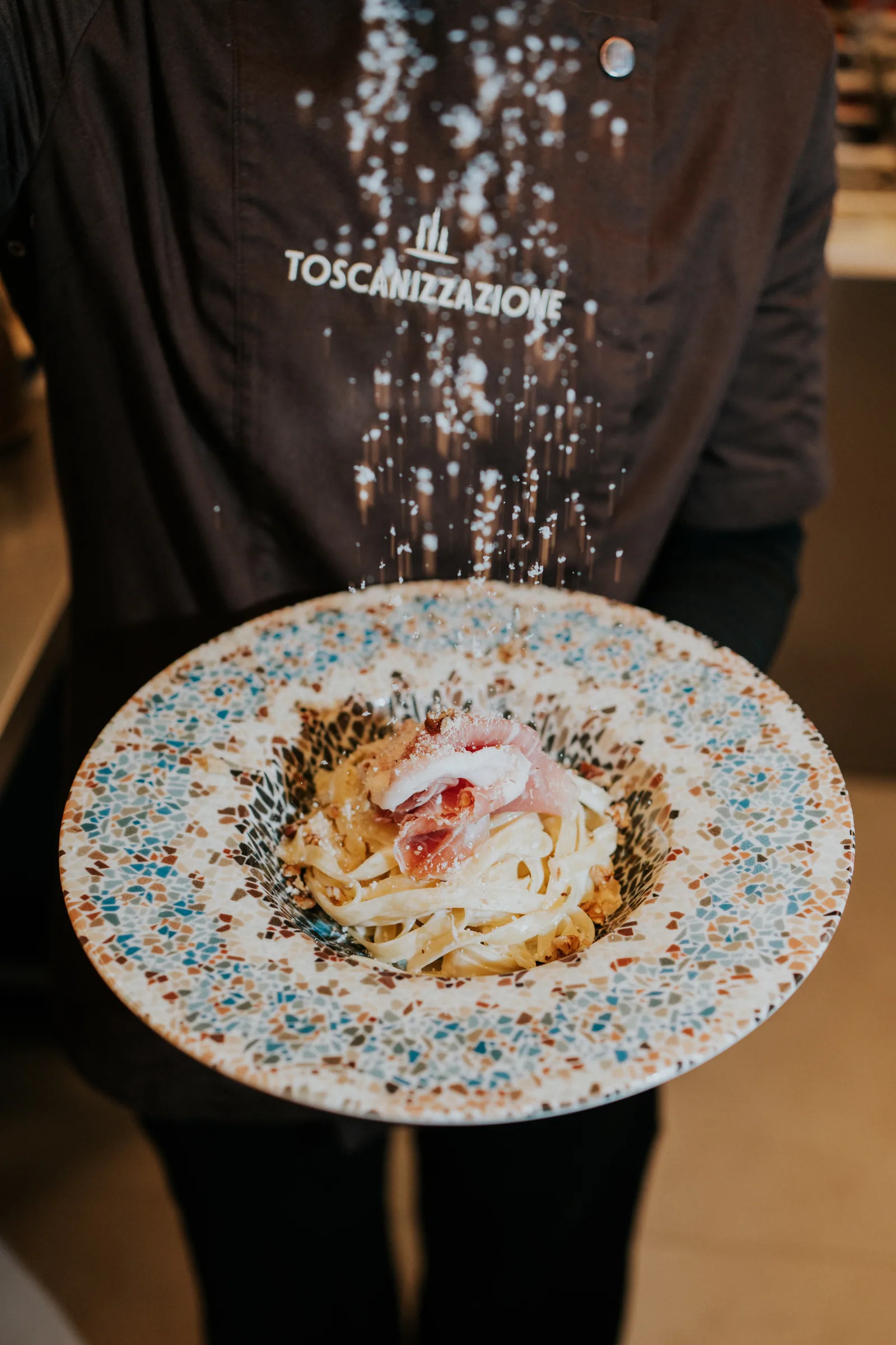 Danie z makaronem prezentowane przez zespół Toscanizzazione Art Bistro