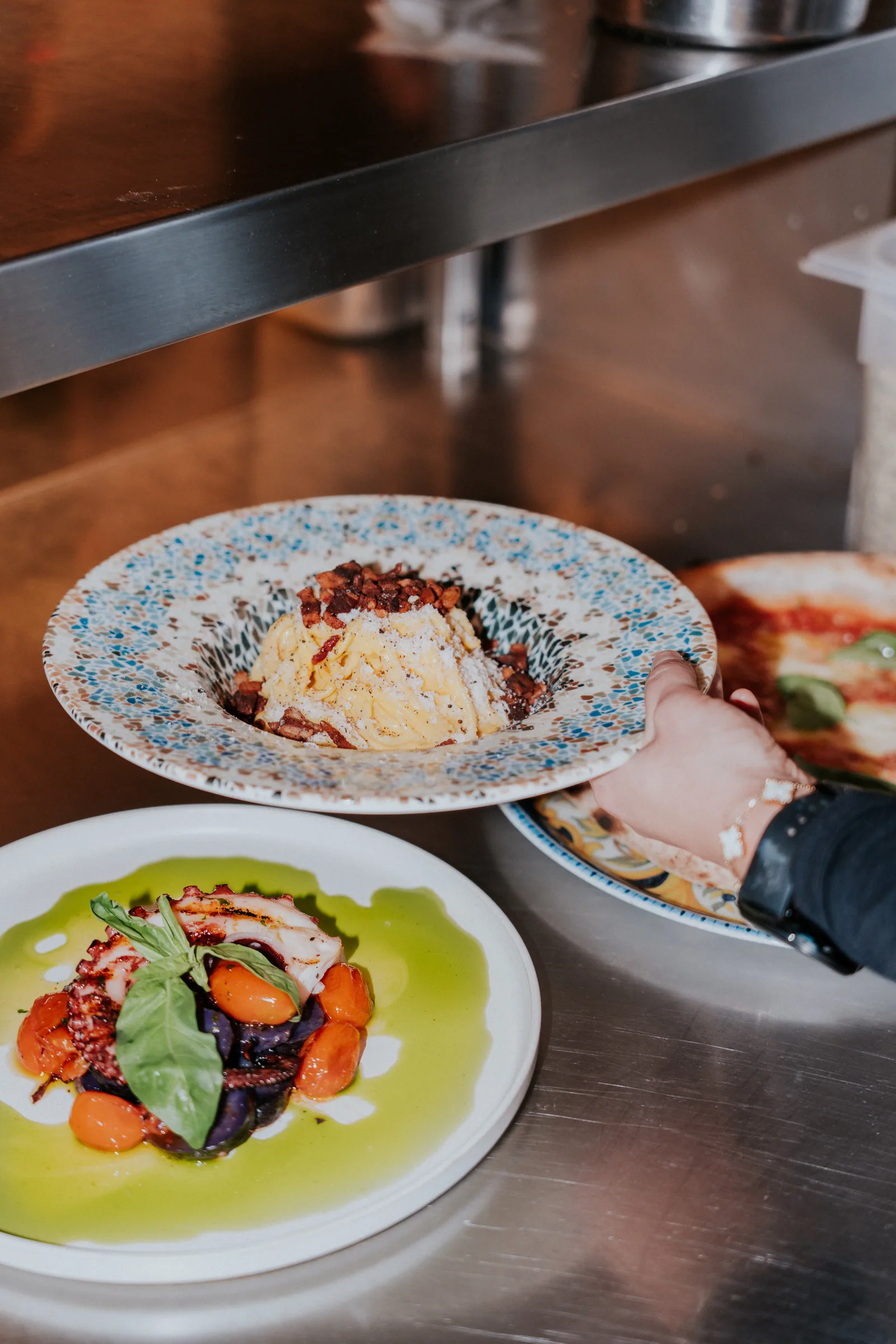 Dania Toscanizzazione Art Bistro podawane na kolorowych talerzach